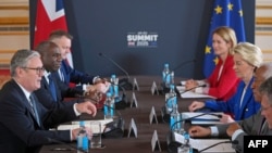 رهبران بریتانیا و اتحادیه اروپا در نخستین نشست رسمی پس از برگزیت، در ۲۹ اردیبهشت در لندن، برای بررسی تقویت روابط دوجانبه گرد هم آمدند