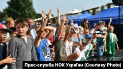 Зареєструвавшись, дитина отримає олімпійський щоденник, в який видатні українські спортсмени вносять спеціальні оцінки-наліпки за виконані своєрідні іспити