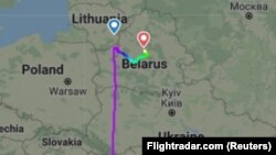 Egy mobilalkalmazás mutatja a Belarusz felett eltérített utasszállító útvonalát.