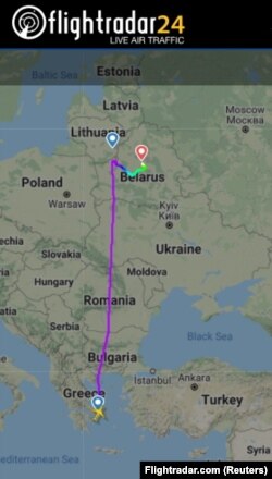 Egy mobilalkalmazás mutatja az Athénból induló és Vilniusba tartó gép földre kényszerített gép útvonalát.