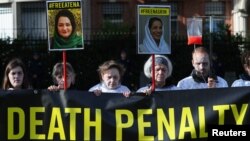 Amnesty International уюмунун активисттери Ирандын Брюсселдеги элчилиги алдында өткөргөн акция. 10-октябрь, 2019-жыл