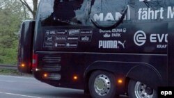 Пошкоджений вибухом автобус у Дортмунді, Німеччина, 11 квітня 2017 року