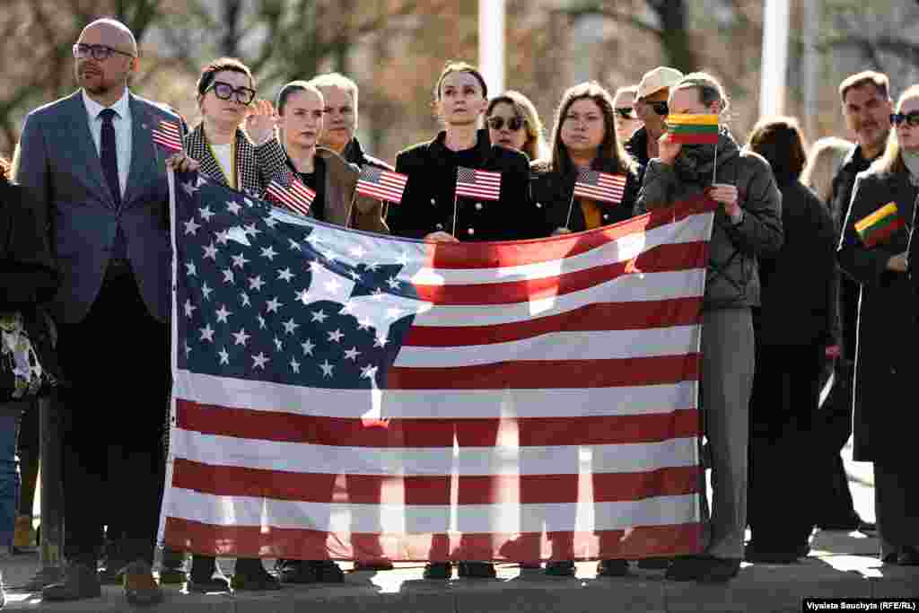 Сотни человек собрались в Вильнюсе (Литва) 3 апреля, чтобы почтить память четырёх американских солдат, погибших на литовском военном учебном полигоне.