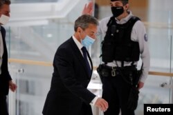 Мурдагы президент Николя Саркози Париж сотунда. 2021-жылдын 1-марты.