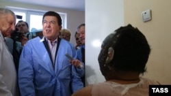 Доржи Батомункуев во время посещения Донецкого ожогового центра Иосифом Кобзоном.