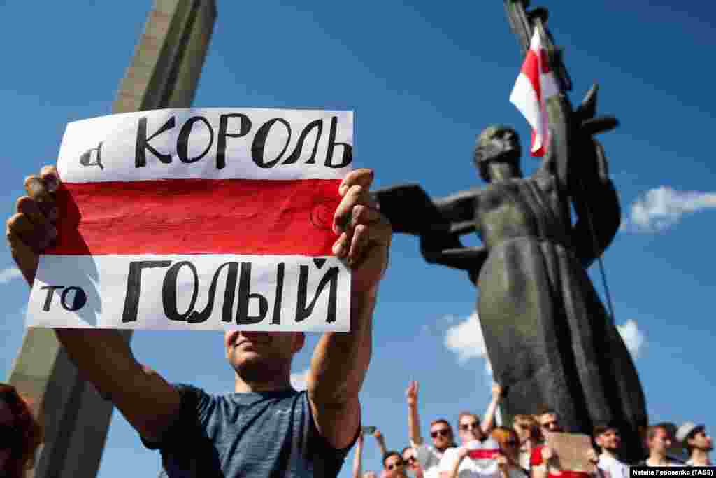 Një burrë mban në duar një pankartë ku thuhet &ldquo;Mbreti është lakuriq&rdquo; gjatë një protete opozitare në Minsk më 16 gusht.