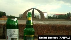 Площадь Победы - место посещения свадебных процессий, Бишкек, 11 августа 2013 года. Фото блоггера Дмитрия Ефремова.                     