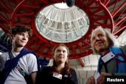 Greta Thunberg, švedska klimatska aktivistica, pridružila se aktivistima KlimaSeniorinnena u slavlju pred sudom u Strazburu.