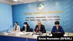 Улуттук статистика комитетинин басма сөз жыйыны. Акылбек Султанов солдон үчүнчү. Бишкек. 14-январь, 2021-жыл.
