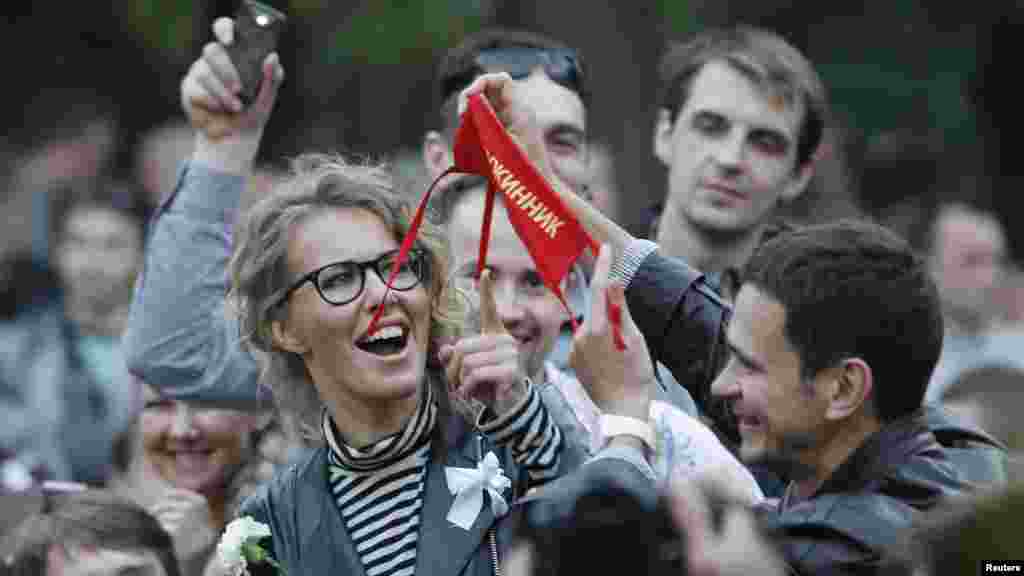 Илья Яшин и Ксения Собчак в лагере протеста в Москве 10 мая. (Reuters/Денис Синяков)