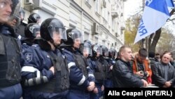 ANRE asediat de simpatizanții „Partidului Nostru”