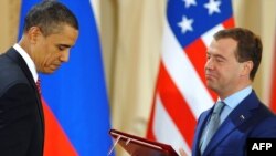 Президент США Барак Обама і його російський колега Дмитро Медведєв, Прага , 8 квітня 2010 року