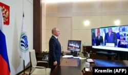 Presidenti rus, Vladimir Putin, duke marrë pjesë përmes video-lidhjes në samitin e zhvilluar në Dushanbe.