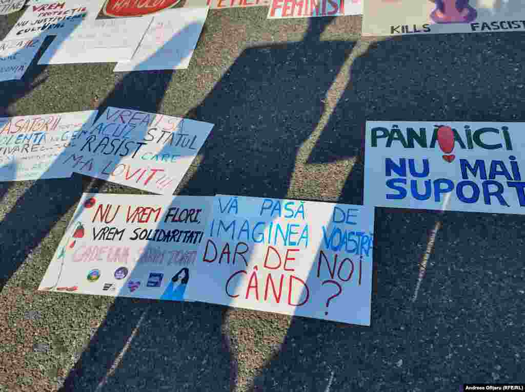 Este al 25-lea caz de femicid din ultimele cinci luni. În fiecare an în România zeci de femei sunt omorâte doar pentru că sunt femei. „Violența împotriva femeilor e insuficient sancționată, tolerată de cei care ar trebui să ne protejeze și transformată apoi în context de blamare a victimei”, spun organizatorii protestului, Centrul FILIA, Asociația ANAIS şi alte 12 organizații de profil. 