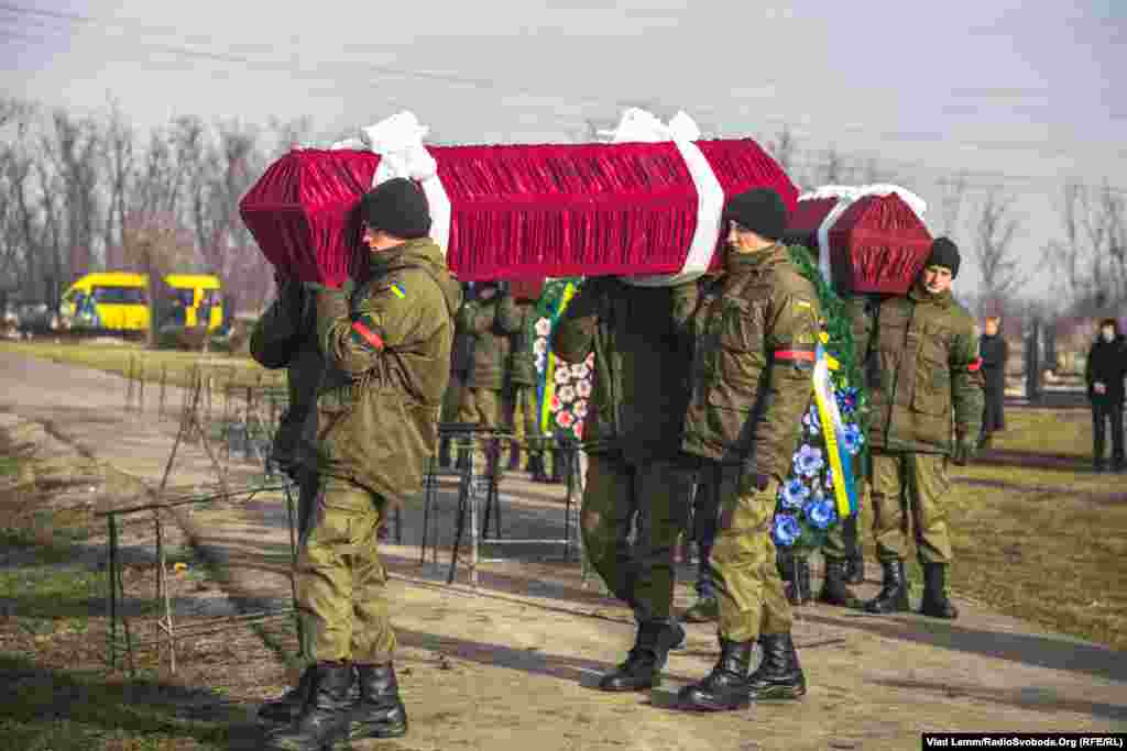 Тіла невпізнаних бійців тимчасово поховали на Дніпропетровщині