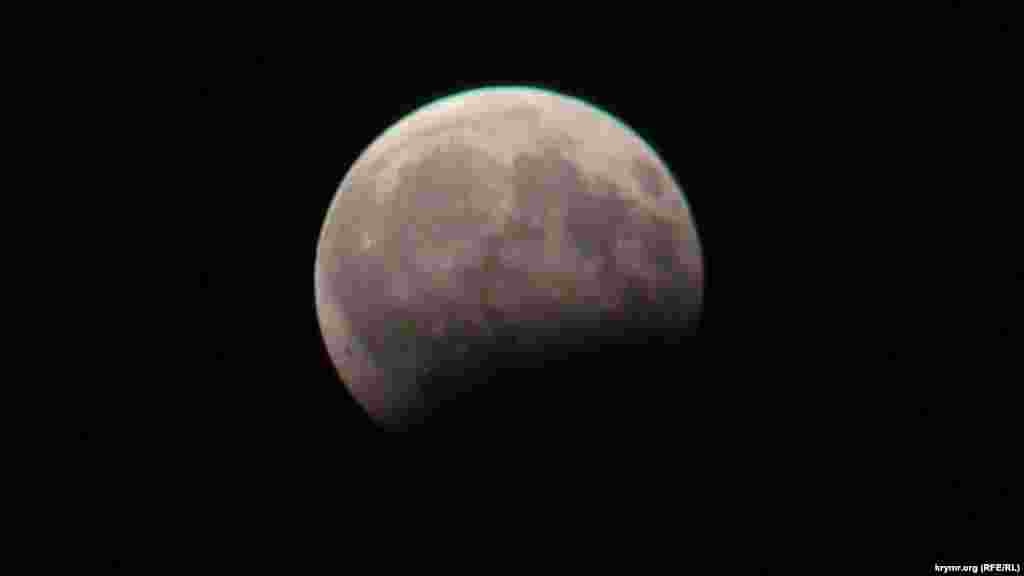 Вид на луну из Крыма, 7 августа 2017 года