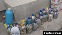 Acumulatorii uzați colectați în stânga Nistrului sunt păstrați în sticle de plastic acasă la unul dintre voluntarii organizației ecologice Eco Transnistria