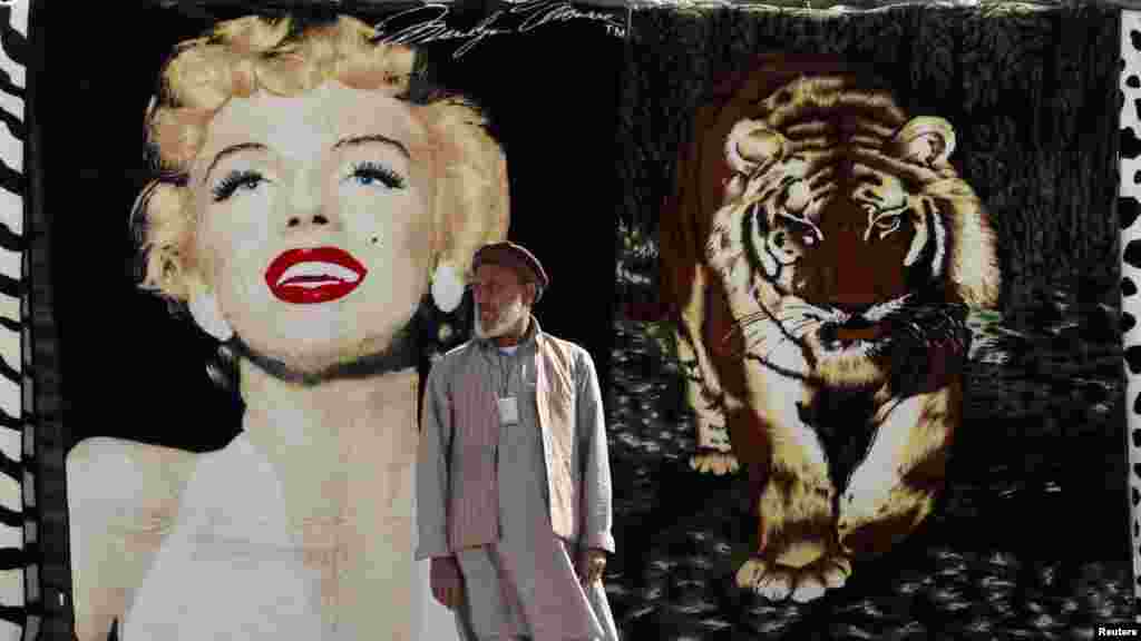 Joshja jet&euml;gjat&euml; e Monros&euml; gjithashtu tejkalon kulturat. K&euml;tu, nj&euml; shit&euml;s pret klient&euml;t, kurse prapa shihet nj&euml; qilim me imazhin e aktores, n&euml; nj&euml; treg n&euml; Krahin&euml;n Kunar, Afganistan. 