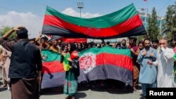 Афганистанци развяват в четвъртък националното си знаме, което талибаните не приемат