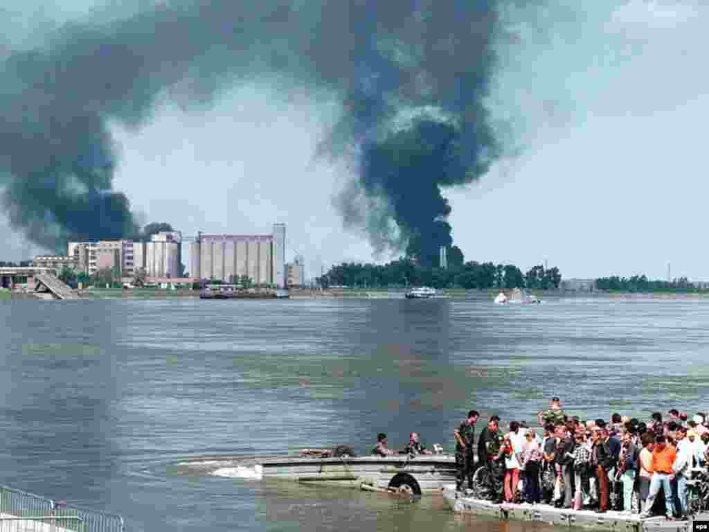 Përvjetori i bombardimeve - Më 24 mars u shënua përvjetori i dhjetë i bombardimeve të NATO-s mbi caqet serbe. Nga udhëheqësit kosovarë kjo u vlerësua si ngjarje historike, që i parapriu çlirimit dhe pavarësimit të Kosovës, si shtet tashmë i njohur ndërkombëtarisht. 