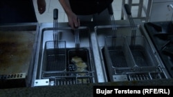 Petulla në vaj, në restorantin "Trofta" në Istog.