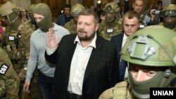 Народний депутат від фракції «Радикальної партії» Ігор Мосійчук в оточенні співробітників СБУ йде до виходу з будівлі Верховної Ради. Київ, 17 вересня 2015 року 