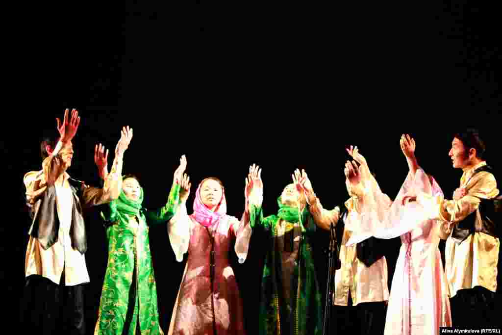 Студенты Кыргызского государственного института культуры и искусства имени Б.Бейшеналиевой поставили спектакль о жизни лидера Исламской революции Рухолла Хомейни.&nbsp;