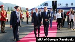 Догальд Туск (справа) и глава МИД Грузии Давид Залкалиани в батумском аэропорту