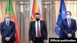 Ministri i Jashtëm portugez Augusto Santos Silva (majtas), kryeministri maqedonas Zoran Zaev (në mes) dhe Komisionari për Zgjerim i BE-së Oliver Varhelyi.

