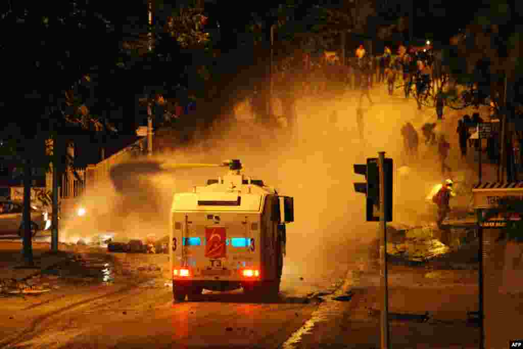 Туреччина &ndash; Поліція застосовує водомети під час антиурядових демонстрацій в Анкарі, 17 червня 2013 року