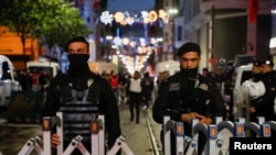 După explozia de duminică, polițiștii au blocat accesul pe strada pietonală intens circulată Istiklal din Istanbul, Turcia, 13 noiembrie 2022
