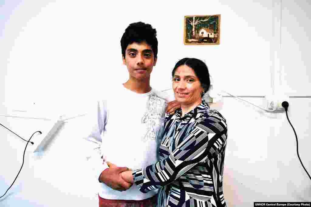 Farahnaz je pobjegla iz Afganistana nakon niza prijetnji njenoj djeci. Bila je razvedena i radila je kao novinarka sa strancima. Najvažnija ¨stvar¨ koju je ponijela sa sobom bio je njen najmlađi sin. U Mađarskoj se ponovo sastala sa svom svojom djecom. 