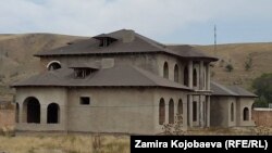 Один коттеджей в городке «Идеал Хаус».