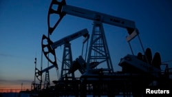 Нафтові насоси на Імілорському родовищі нафти, околиці міста Когалим, січень 2016 року