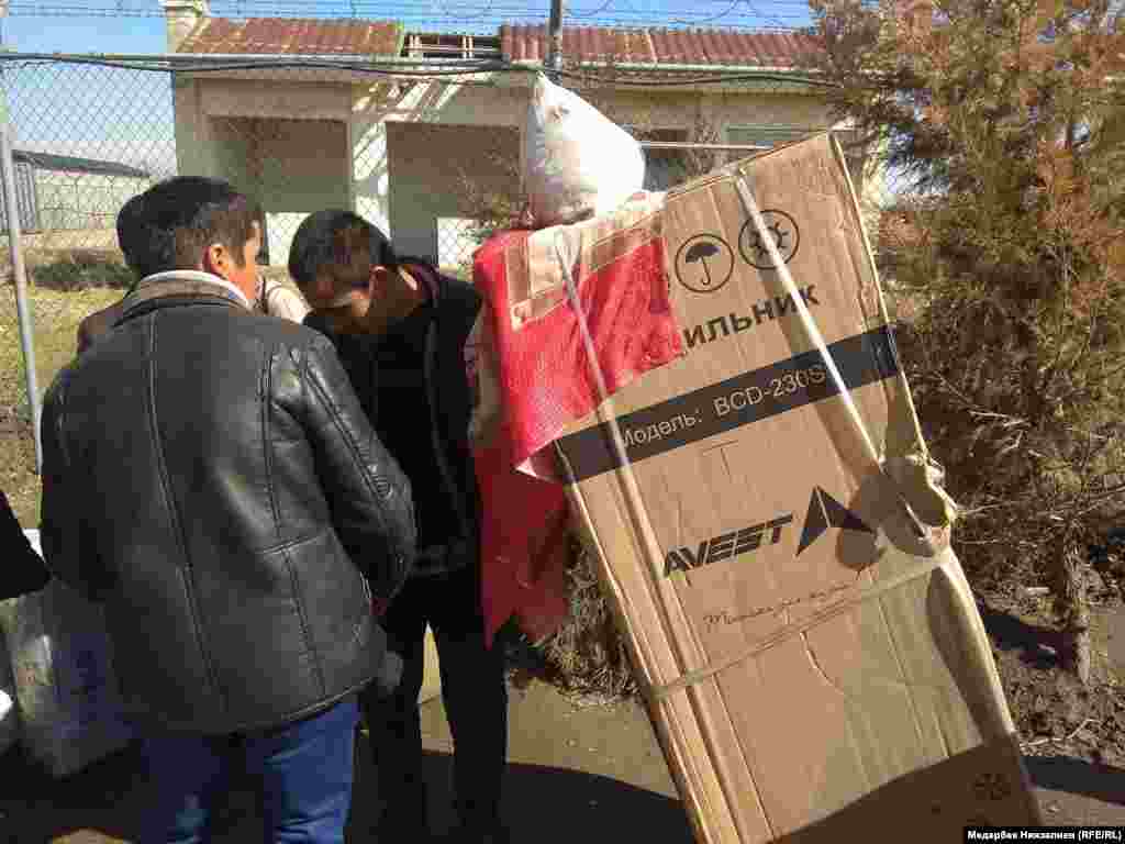 Чек арачылар чыңалууга жол бербеш үчүн кары-картаңдарды, майыптарды жана кош бойлууларды кезексиз өткөрүп жатышат.