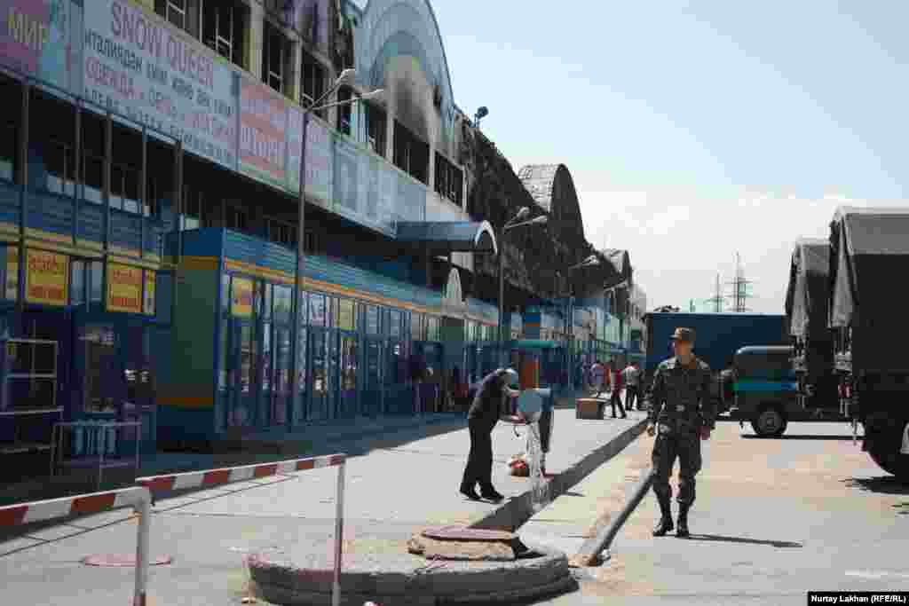 Предприниматели выносят вещи из бутиков, которые не были охвачены огнем.