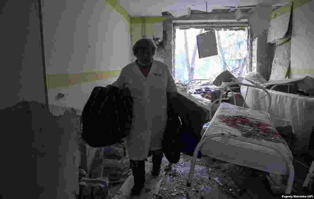 Një punonjëse shëndetësore duke ecur brenda spitalit të bombarduar të lindjes, në Mariupol, më 9 mars.
