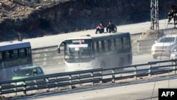 اتوبوس‌های حامل اهالی روستاهای شیعه‌نشین فوعه و کَفَریا در حومه ادلب سوریه