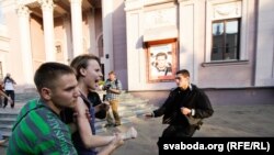 Одна из акций группы "Революция через социальные сети" на проспекте Победителей в Минске
