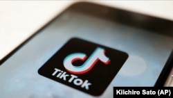 Logo TikToka na mobilnom telefonu, 28. septembar 2020.