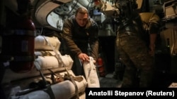 Військовій 26-ї окремої артилерійської бригади ЗСУ заряджають самохідну гаубицю Krab для ведення вогню, Донеччина, жовтень 2025 року