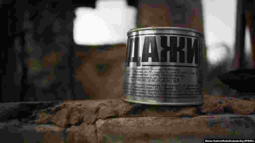 Про те, що ДРГ тут часто, свідчить знайдена нами банка від армійського сухпаю російського виробництва. Величезними літерами по всій банці напис &laquo;НЕ ДЛЯ ПРОДАЖИ&raquo;. Вироблено в Московській області, Росія