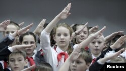 Fotografie simbol. Copii care poartă batiste roșii, simbol al organizațiilor de pionieri în Uniunea Sovietică