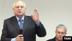 Последний генсек и известный банкир строят планы на электорат, презирающий выборы