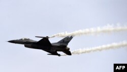 Пакистандын учкучу F-16 учагын башкарып жүрөт. Пакистан, март, 2016