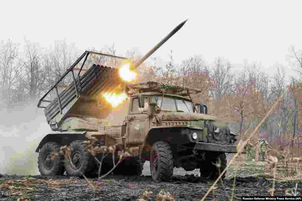 Российская ракетная установка ведет огонь по украинским позициям 20 марта. После того, как Россия отказалась от полного прекращения огня, боевые действия на линии фронта продолжаются в течение текущих переговоров о мире