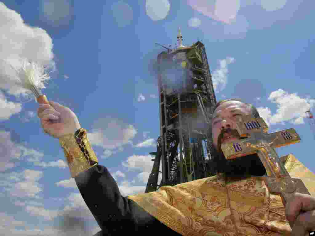 Православен свештеник го благословува рускиот вселенски брод &bdquo;Сојуз&ldquo; на космодромот Бајконур во Казахстан пред неговата мисија во меѓунардната вселенска станица. 