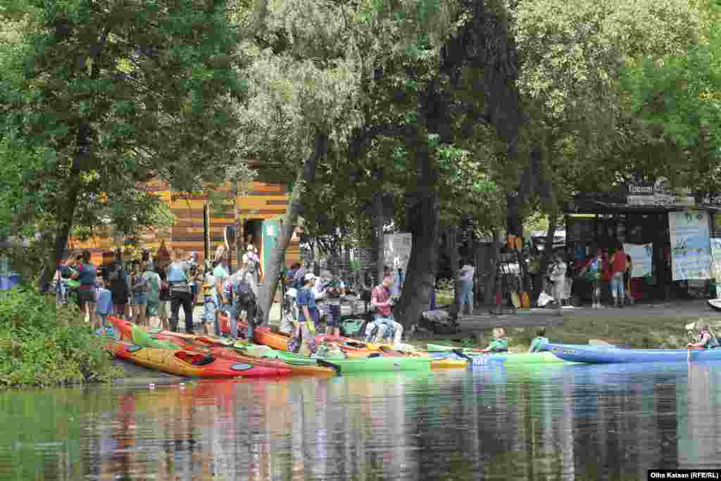 Організатори заходу зауважили, що не сподівалися такої активності від киян. Тож охочих поприбирати на Дніпрі в оригінальний спосіб &ndash; на каяках &ndash; розділили на три запливи