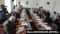 Страсти по бюджету кипели почти два часа. Но принять его не смогли – «за» проголосовали только 16 депутатов из 35