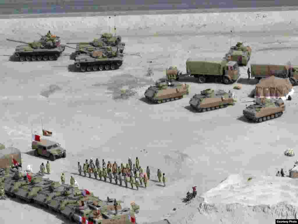 Бахрейн. Ордо шаар Манаманын Бермет аянтынан көрүнүш. 2-сүрөт. Танктар да күзөттө. 17.3.2011. Nick. - 2011-жылдын 17-мартында (бейшембиде) Бахрейн падышалыгынын коопсуздук күчтөрү Манама шаарынын көчөлөрүн жана аянттарын көзөмөлдөөсүн улантты. Алар шийи араптар басымдуулук кылган демонстранттарды 16-мартта күч менен таркаткан. Ишкер Ник “Азаттыкка” жиберген сүрөттөрдөн. Манама ш., Бахрейн. 17.03.2011. № 2-сүрөт.